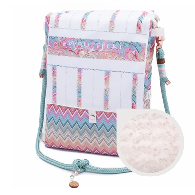 Wau-Backpack Waussoni in Pastelltönen von EMMY & PEPE in der Frontansicht, geschlossen mit Klappe und Tau-Schultergurt 