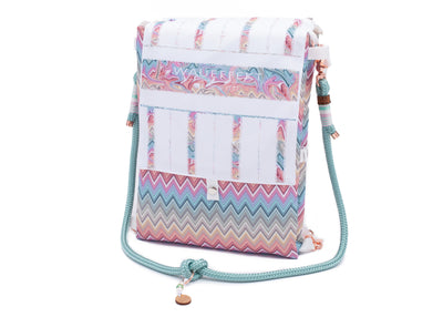 Wau-Backpack Waussoni in Pastellfarben frontal mit Streifenmuster der Klappe, mit Tau in Mint und rosegoldenen Metalldetails