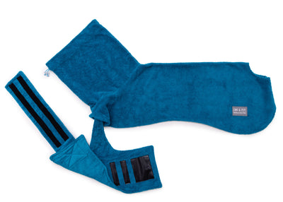 Hundebademantel aus Bambusfaser mit verstellbarem Bauchgurt und Klettverschluss für sicheren Halt und perfekte Passform in Blau