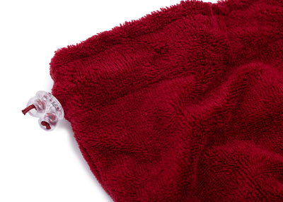 Detailansicht des verstellbaren Kragens mit Kordelstopper am Hundebademantel aus Bambusfaser für optimalen Sitz und Komfort in Rot