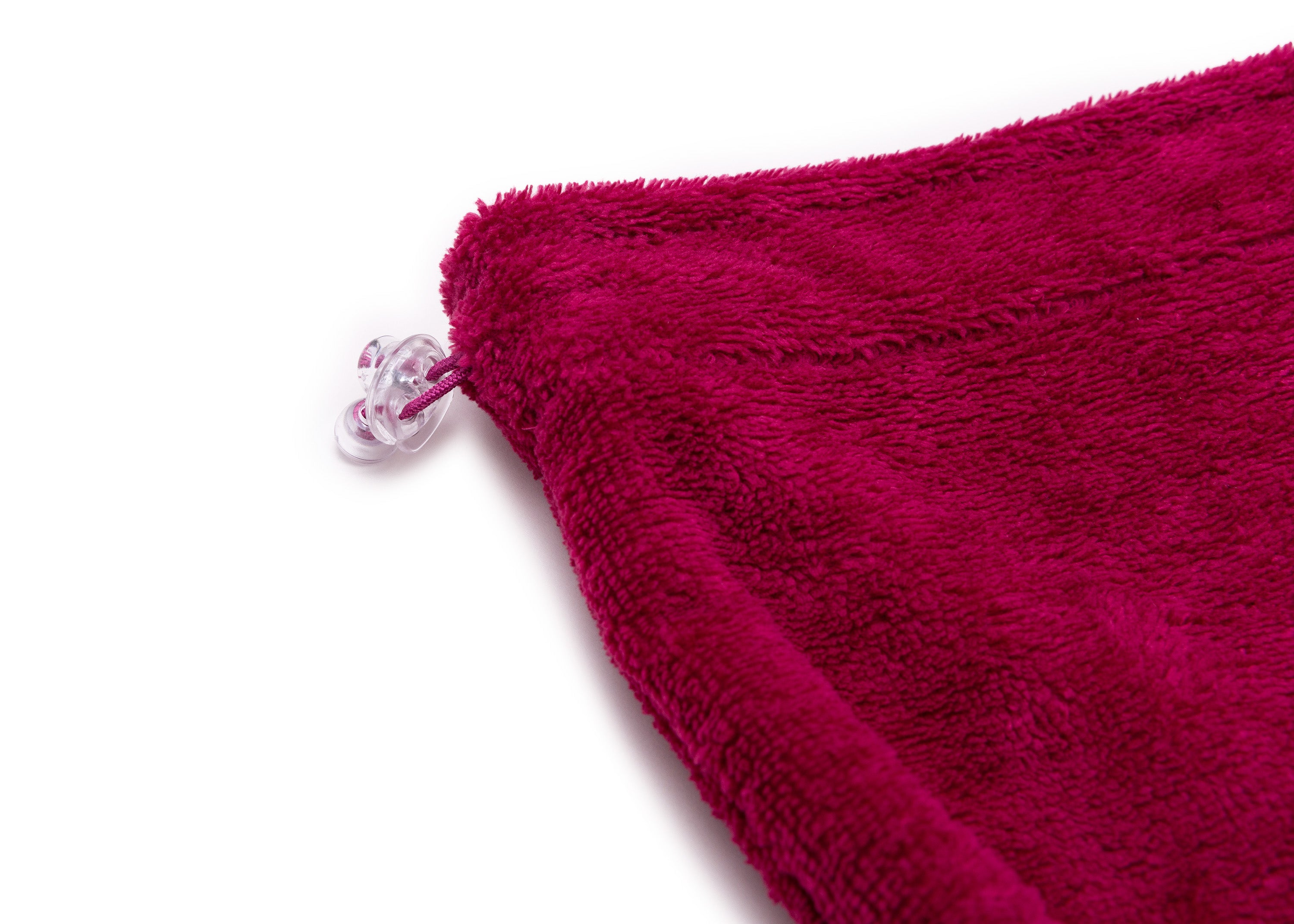 Detailansicht des verstellbaren Kragens mit Kordelstopper am Hundebademantel aus Bambusfaser für optimalen Sitz und Komfort in Magenta