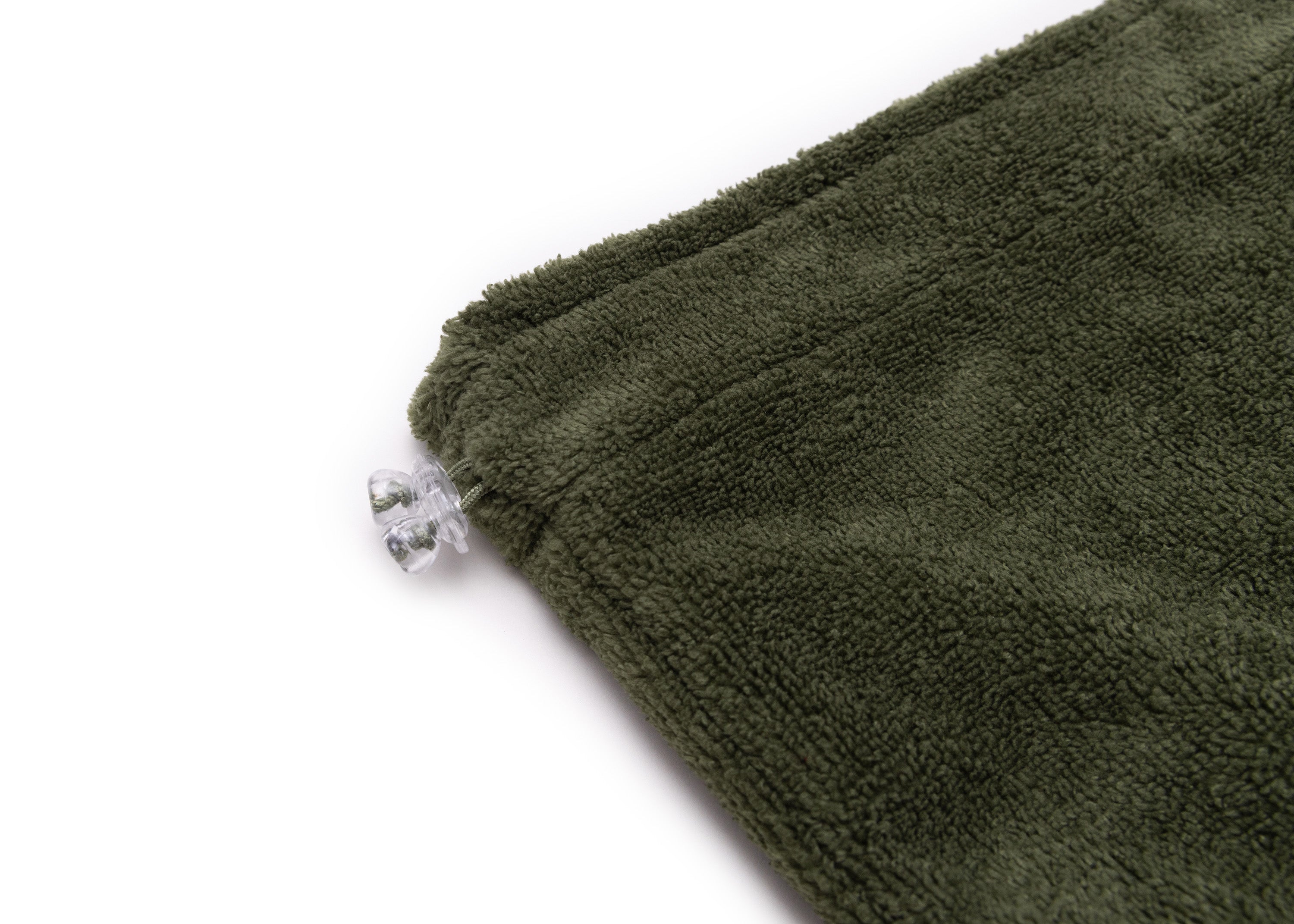 Detailansicht des verstellbaren Kragens mit Kordelstopper am Hundebademantel aus Bambusfaser für optimalen Sitz und Komfort in Olive