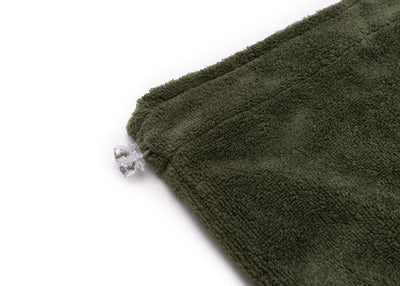 Detailansicht des verstellbaren Kragens mit Kordelstopper am Hundebademantel aus Bambusfaser für optimalen Sitz und Komfort in Olive