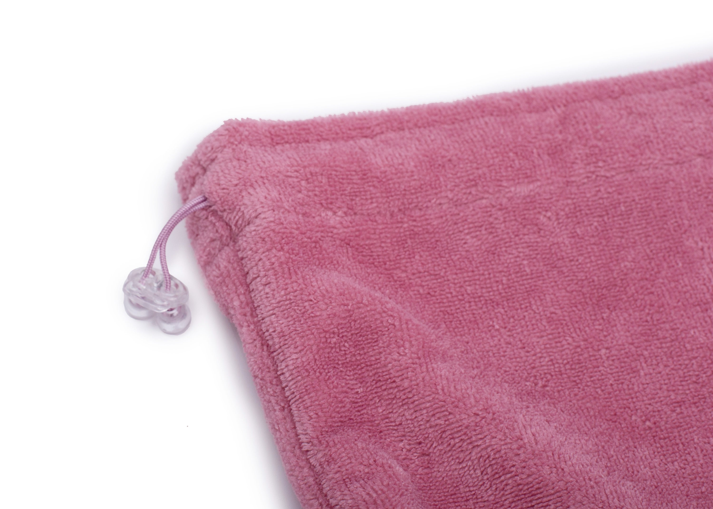 Detailansicht des verstellbaren Kragens mit Kordelstopper am Hundebademantel aus Bambusfaser für optimalen Sitz und Komfort in Rosa