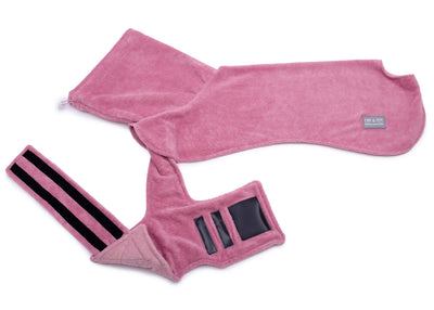 Hundebademantel aus Bambusfaser mit verstellbarem Bauchgurt und Klettverschluss für sicheren Halt und perfekte Passform in Rosa