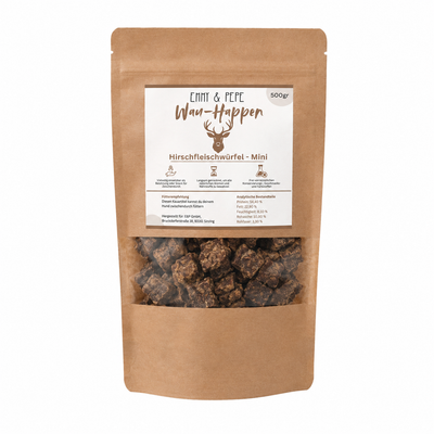 Kraftpapier-Verpackung Emmy & Pepe Wau-Happen Hirschfleischwürfel Mini, 500g, mit Hirsch-Logo, Etikett zu Analytischen Bestandteilen (Protein 54,40%, Fett 22,90%, Feuchtigkeit 8,10%, Rohasche 10,80%, Rohfaser 3,30%) und Fütterempfehlung, im Sichtfenster getrocknete Hirschfleisch-Miniwürfel