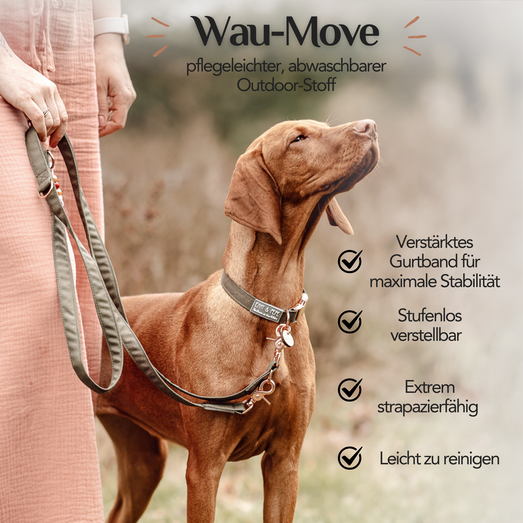 Brauner Hund mit kurzem Fell steht aufmerksam im Freien neben einer Person, die eine passende Leine hält. Der Hund trägt ein Halsband aus der Wau-Move-Kollektion. Im Bild hervorgehoben werden die Produkteigenschaften: verstärktes Gurtband für maximale Stabilität, stufenlos verstellbar, extrem strapazierfähig und leicht zu reinigen. Darüber steht der Text „Wau-Move – pflegeleichter, abwaschbarer Outdoor-Stoff“.