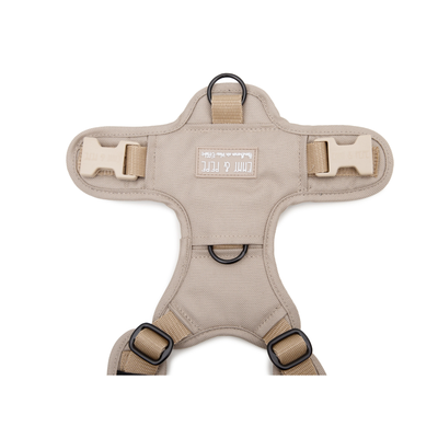 Emmy & Pepe Hundegeschirr Dune, Detailansicht Rückenpatch mit schwarzem Markenring, zwei Verstellschnallen und Emmy & Pepe Label, einfarbig Beige