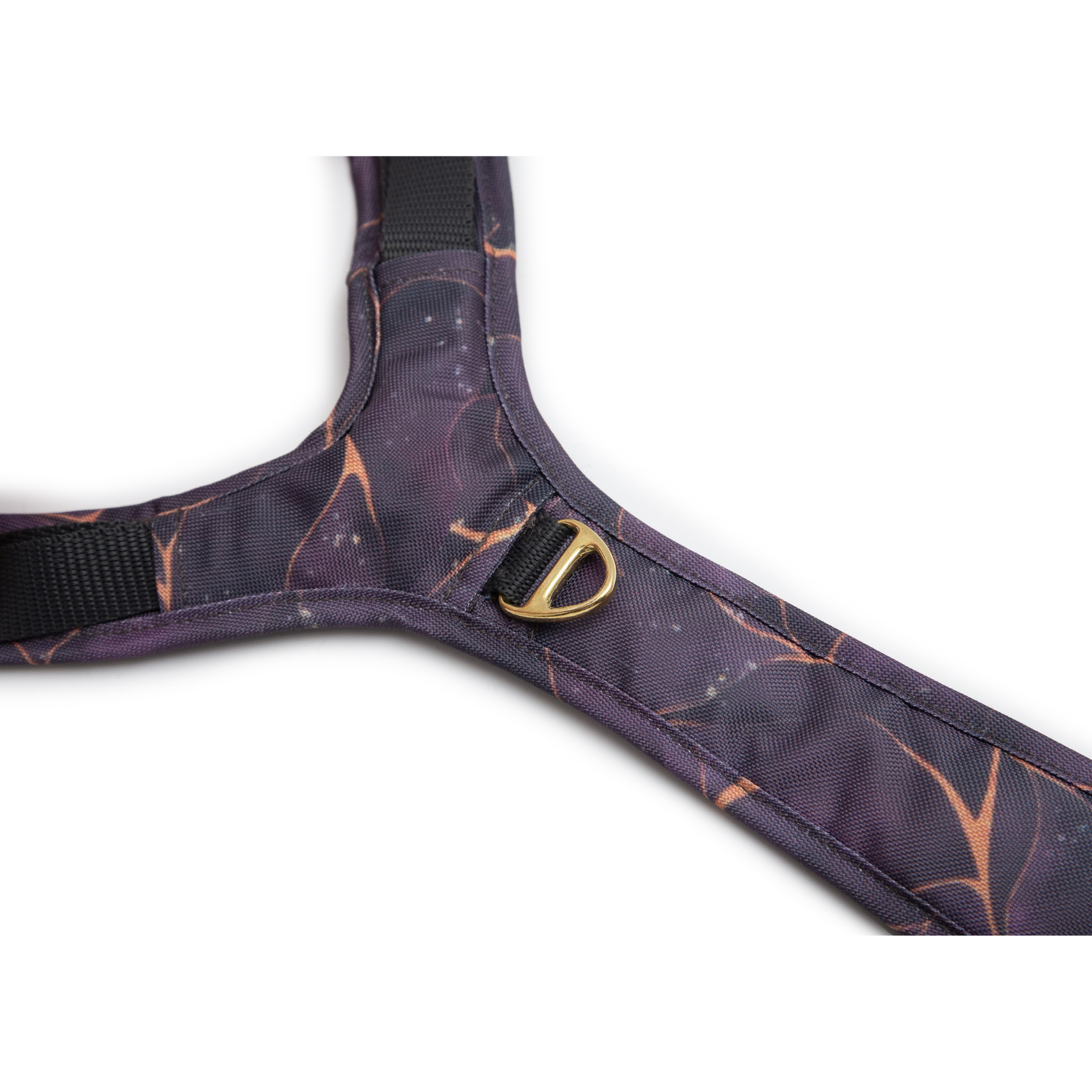 Emmy & Pepe Hundegeschirr Golden Plum, Detailansicht Brustring aus goldenem Metall im Y-Steg zwischen den Gurten, marmoriertes Muster in Aubergine mit goldenen Äderungen