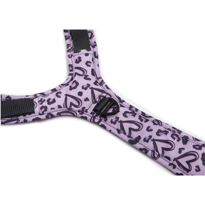 Emmy & Pepe Hundegeschirr Heart, Detailansicht Brustring aus schwarzem Metall im Y-Steg zwischen den Gurten, Herz- und Leoparden-Muster in Flieder und Schwarz