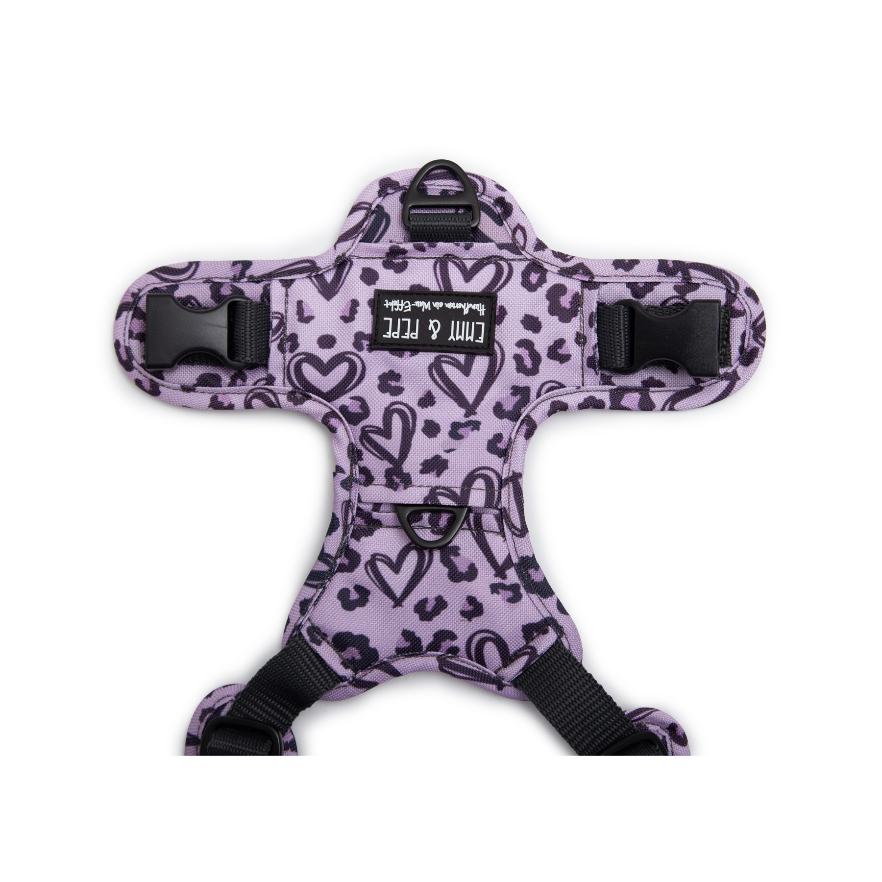 Emmy & Pepe Hundegeschirr Heart, Detailansicht Rückenpatch mit schwarzem Markenring, zwei Verstellschnallen und Emmy & Pepe Label, Herz- und Leoparden-Muster in Flieder und Schwarz