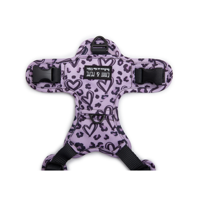 Emmy & Pepe Hundegeschirr Heart, Detailansicht Rückenpatch mit schwarzem Markenring, zwei Verstellschnallen und Emmy & Pepe Label, Herz- und Leoparden-Muster in Flieder und Schwarz