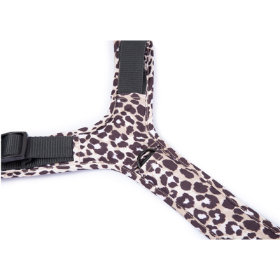 Emmy & Pepe Hundegeschirr Leo Dark, Detailansicht Brustring aus schwarzem Metall im Y-Steg zwischen den Gurten, Leoparden-Muster in Dunkelbraun und Beige