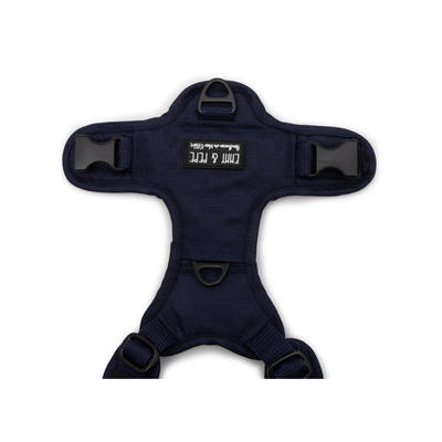 Emmy & Pepe Wau-Move Hundegeschirr, Detailansicht Rückenpatch mit Markenlogo und D-Ringen im Midnight Design in Dunkelblau