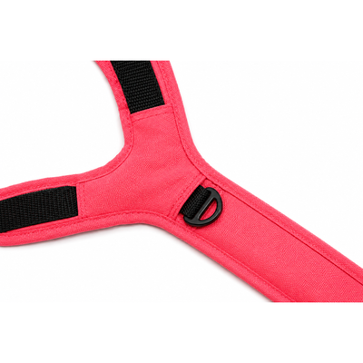 Emmy & Pepe Hundegeschirr Neon Pink, Detailansicht Brustring aus schwarzem Metall im Y-Steg zwischen den Gurten, einfarbig Neonpink