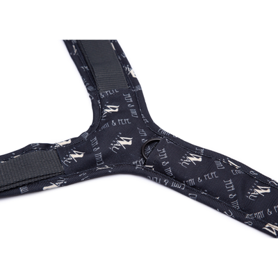 Emmy & Pepe Hundegeschirr Wau Effekt Black, Detailansicht Brustring aus schwarzem Metall im Y-Steg zwischen den Gurten, dunkelblauer Allover-Print mit Wau-Logo und Emmy & Pepe Schriftzug
