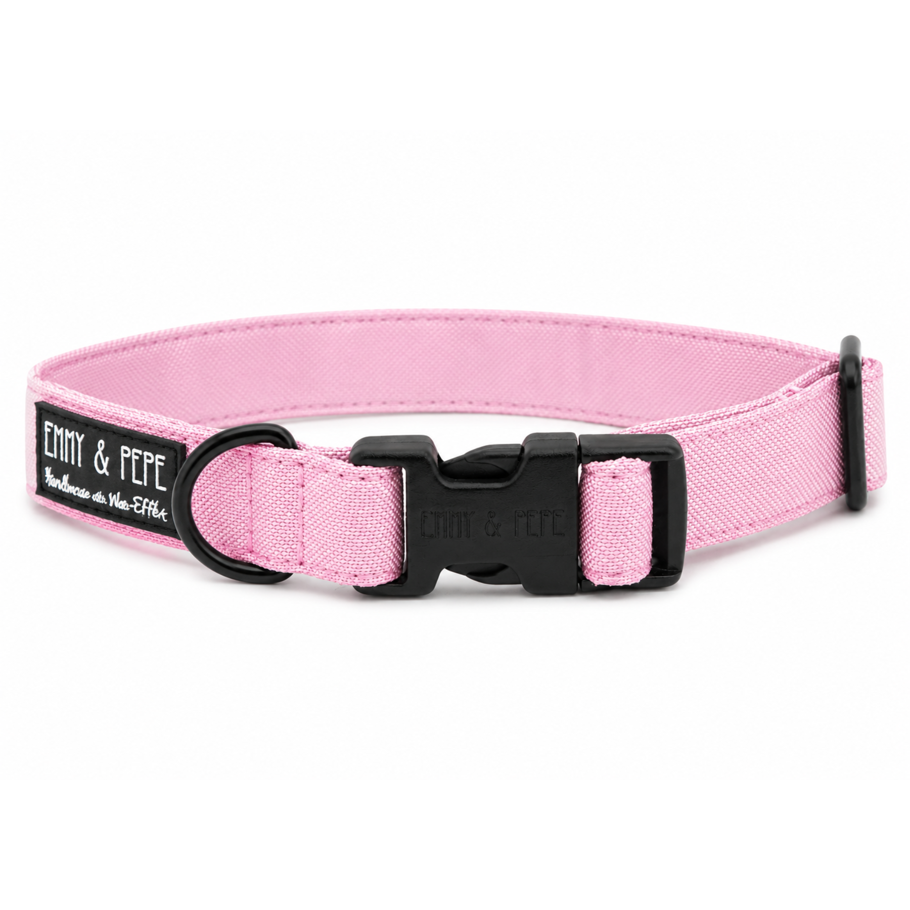 Rosafarbenes Hundehalsband. Das Halsband verfügt über eine robuste, schwarze Steckschnalle mit „EMMY & PEPE“-Gravur sowie schwarzem Metallring. Freigestellte Produktaufnahme auf weißem Hintergrund.