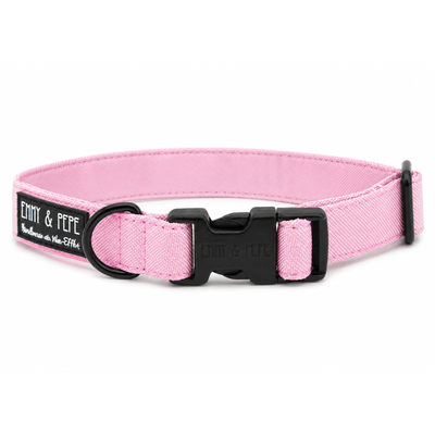 Rosafarbenes Hundehalsband. Das Halsband verfügt über eine robuste, schwarze Steckschnalle mit „EMMY & PEPE“-Gravur sowie schwarzem Metallring. Freigestellte Produktaufnahme auf weißem Hintergrund.