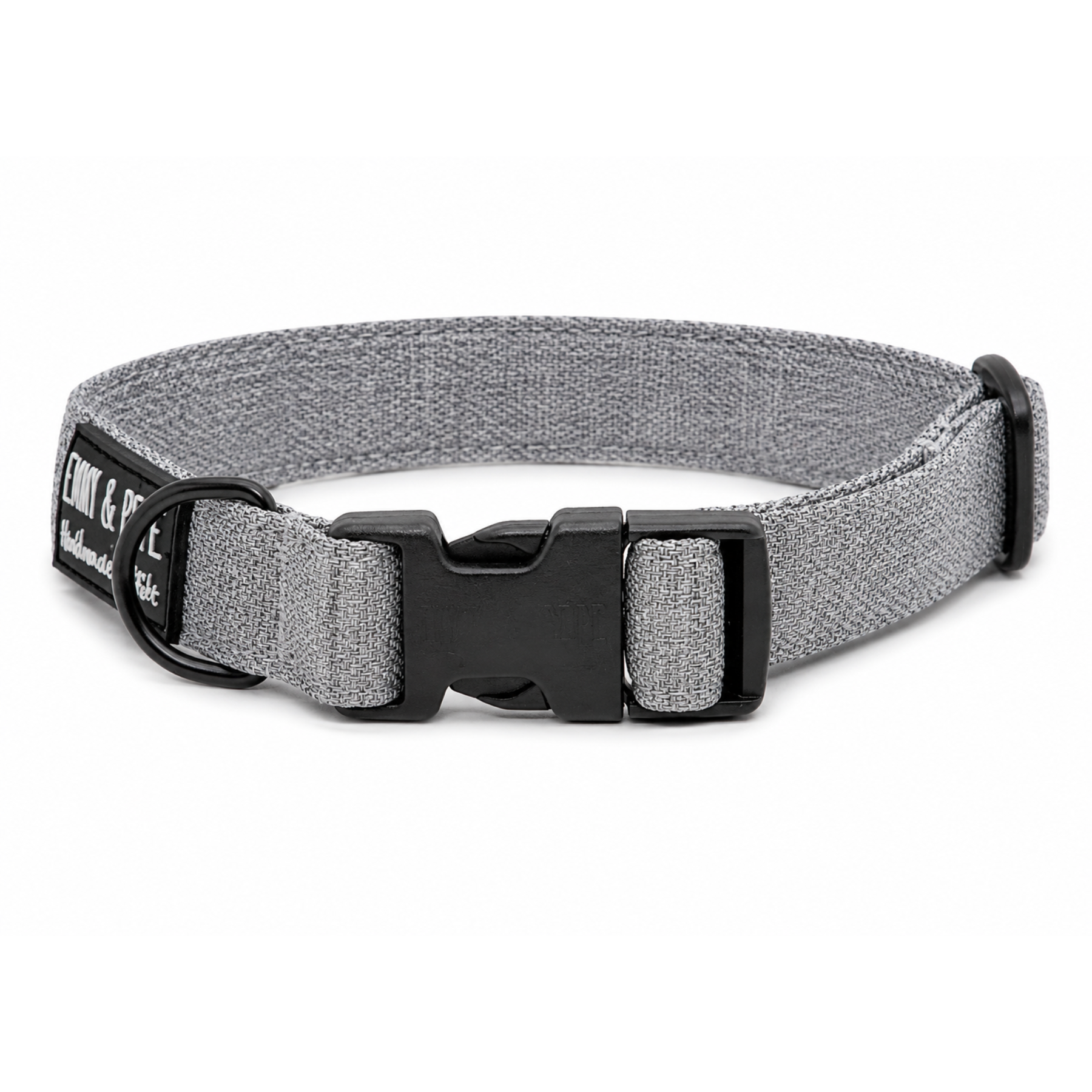 Graues Hundehalsband. Das Halsband verfügt über eine robuste, schwarze Steckschnalle mit „EMMY & PEPE“-Gravur sowie goldenem Metallring. Freigestellte Produktaufnahme auf weißem Hintergrund.