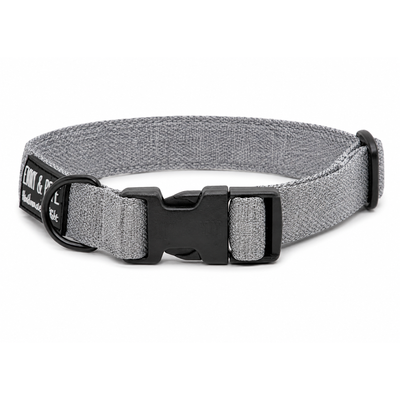 Graues Hundehalsband. Das Halsband verfügt über eine robuste, schwarze Steckschnalle mit „EMMY & PEPE“-Gravur sowie goldenem Metallring. Freigestellte Produktaufnahme auf weißem Hintergrund.