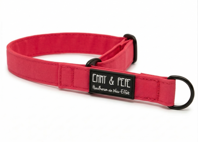 Produktfoto eines pinken Zugstopphalsbands für Hunde. Der Text auf dem schwarzen Gummipatch lautet „Hundherum ein Wau-Effekt“. Das Halsband liegt kontrastreich auf einem rein weißen Hintergrund.