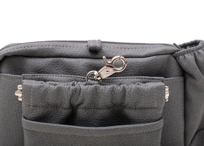 Wau-Pack große Gassitasche, Modell Kunstleder Dark Grey, dunkelgrau - mit vielen Fächern für jeden Spaziergang, mit abnehmbarer Leckerlitasche
