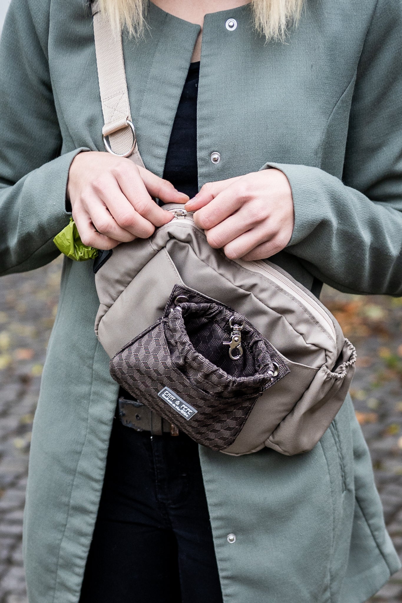 Wau-Pack Gassitasche mit großem Hauptfach, seitlichen Fächern, integriertem Kotbeutelspender und abnehmbarer Wau-Pocket für Leckerlis und Hundezubehör.