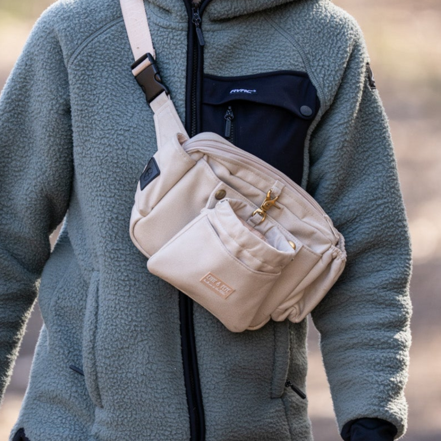 Nahaufnahme, cremefarbene Tasche mit mehreren Fronttaschen, Crossbody getragen