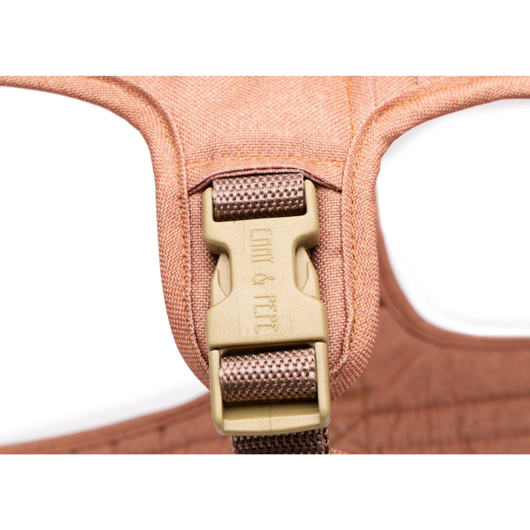 Wau-Safety Sicherheitsgeschirr Verschluss für Hunde  auf weißem Hintergrund in der Farbe Cinnamon in Orange und Zimt von EMMY & PEPE