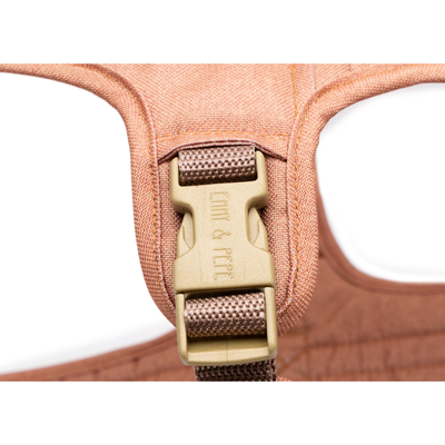 Wau-Safety Sicherheitsgeschirr Verschluss für Hunde  auf weißem Hintergrund in der Farbe Cinnamon in Orange und Zimt von EMMY & PEPE