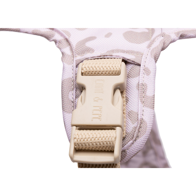 Wau-Safety Sicherheitsgeschirr Verschluss für Hunde  auf weißem Hintergrund in der Farbe Leo Creme in Creme und Gold in Tier von EMMY & PEPE