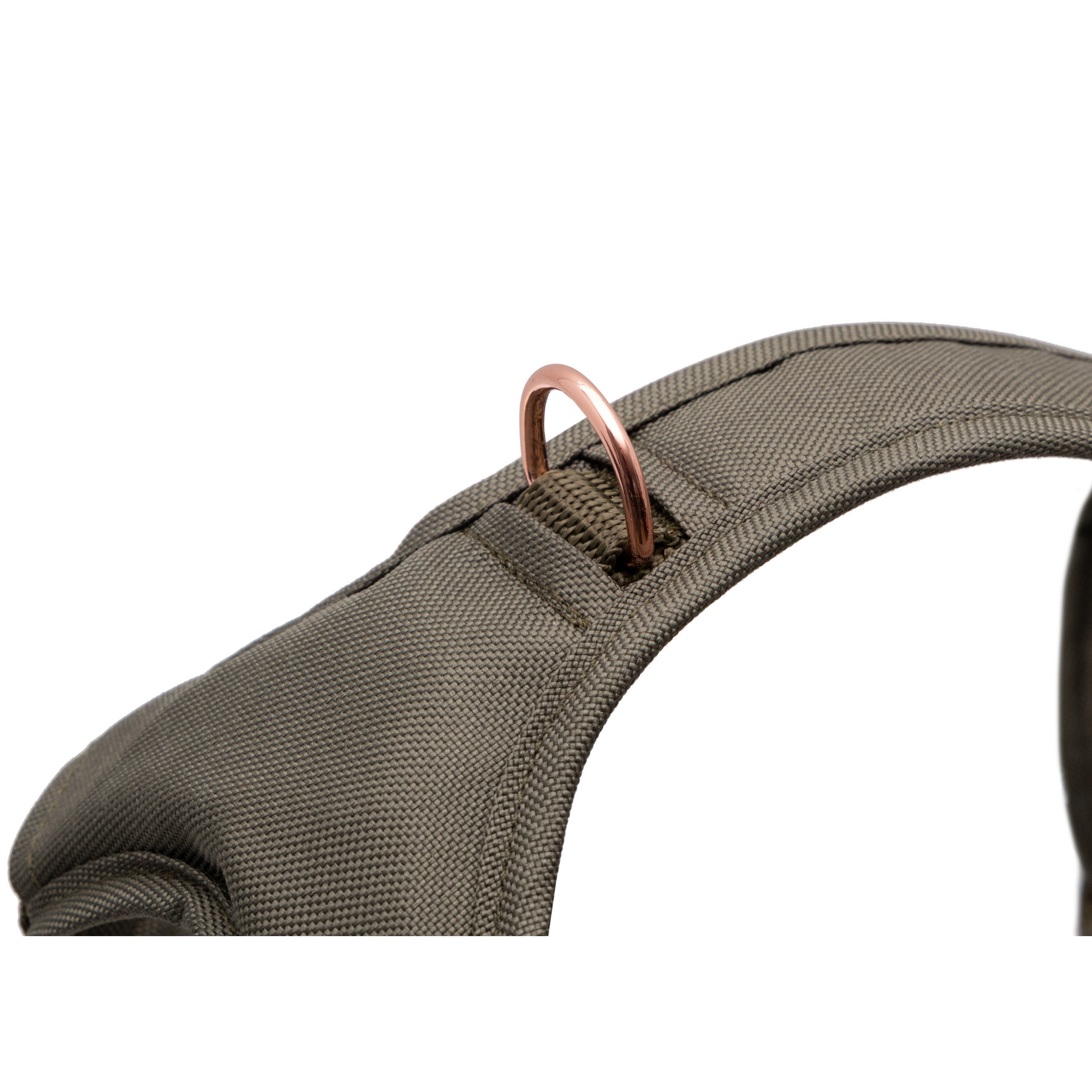Wau-Safety Sicherheitsgeschirr Sicherungsring an der Brust für doppelte Leinensicherung, für Hunde auf weißem Hintergrund in der Farbe Lotte in Olive und Sage Green von EMMY & PEPE