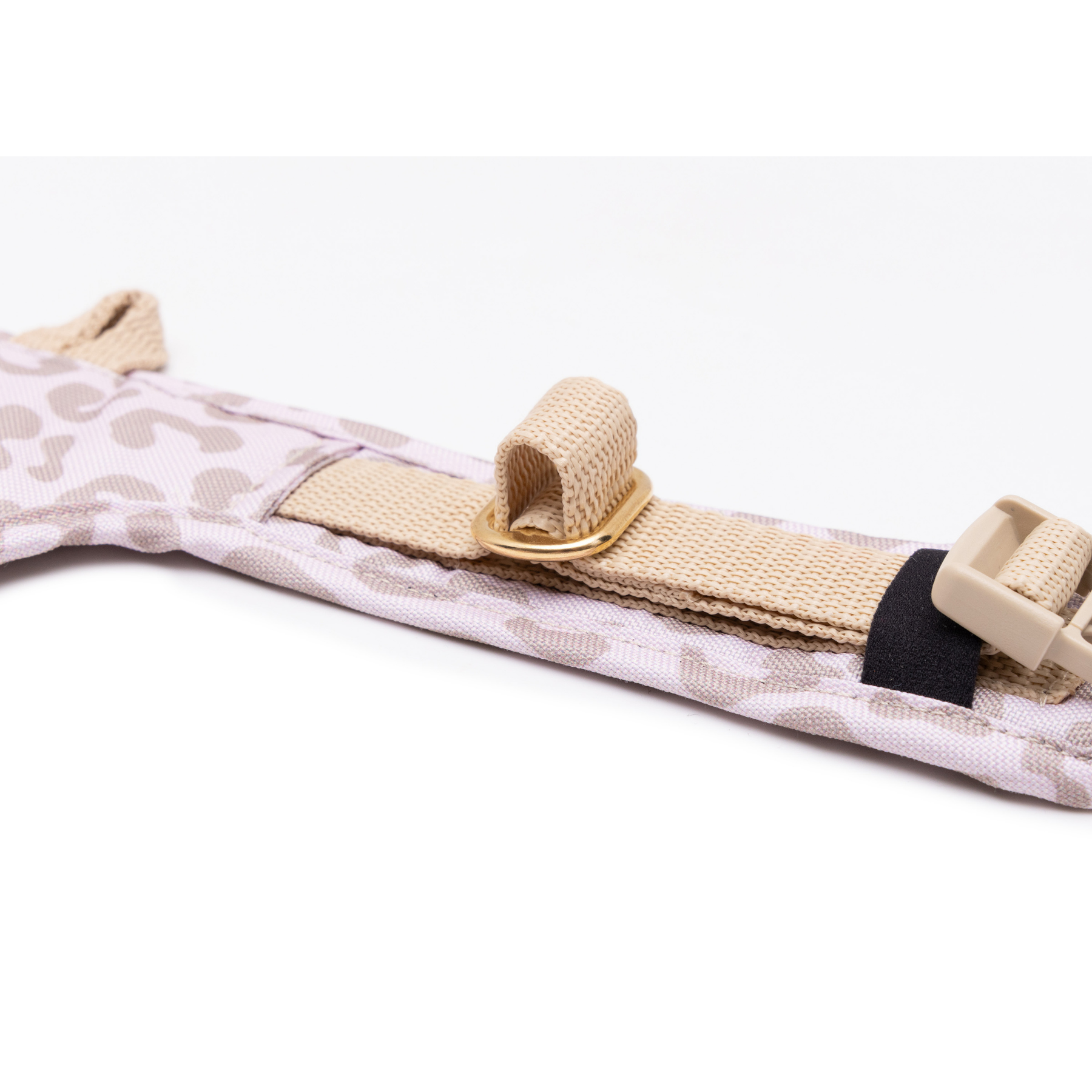 Wau-Safety Sicherheitsgeschirr Verstellmechanismus für Hunde  auf weißem Hintergrund in der Farbe Leo Creme in Creme und Gold in Tier von EMMY & PEPE
