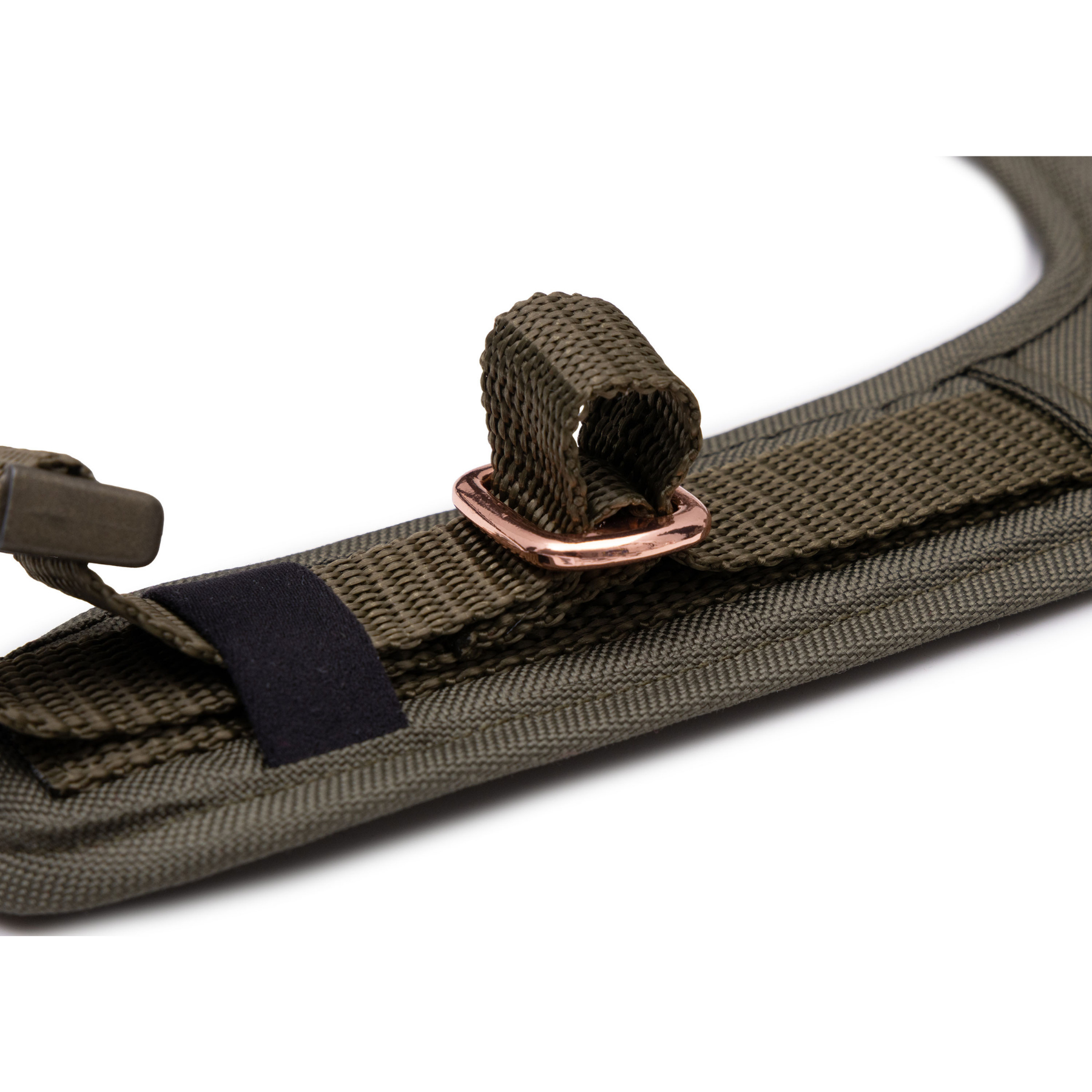 Wau-Safety Sicherheitsgeschirr Verstellmechanismus für Hunde  auf weißem Hintergrund in der Farbe Lotte in Olive und Sage Green von EMMY & PEPE
