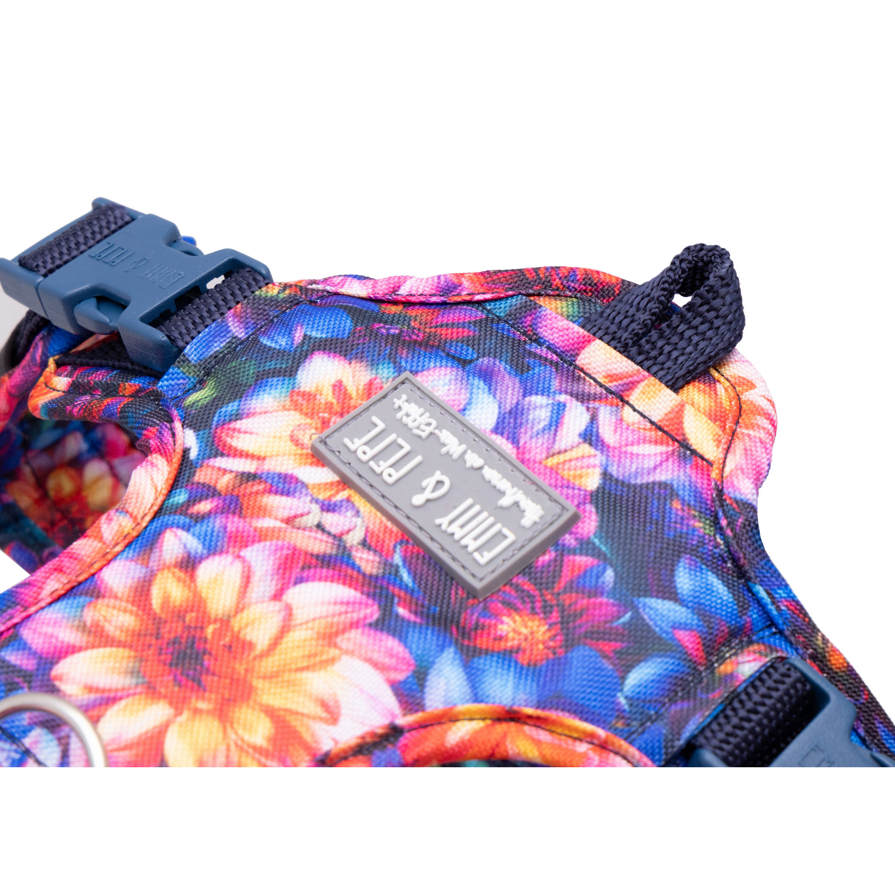 Wau-Safety Sicherheitsgeschirr Schlaufe am Rücken für Hunde auf weißem Hintergrund in der Farbe Dahlia in Gelb, Pink, Blau, Grün im Blumenmuster von EMMY & PEPE