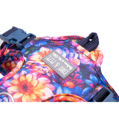 Wau-Safety Sicherheitsgeschirr Schlaufe am Rücken für Hunde auf weißem Hintergrund in der Farbe Dahlia in Gelb, Pink, Blau, Grün im Blumenmuster von EMMY & PEPE