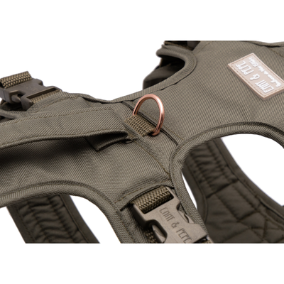 Wau-Safety Sicherheitsgeschirr Leinenring für Hunde auf weißem Hintergrund in der Farbe Lotte in Olive und Sage Green von EMMY & PEPE