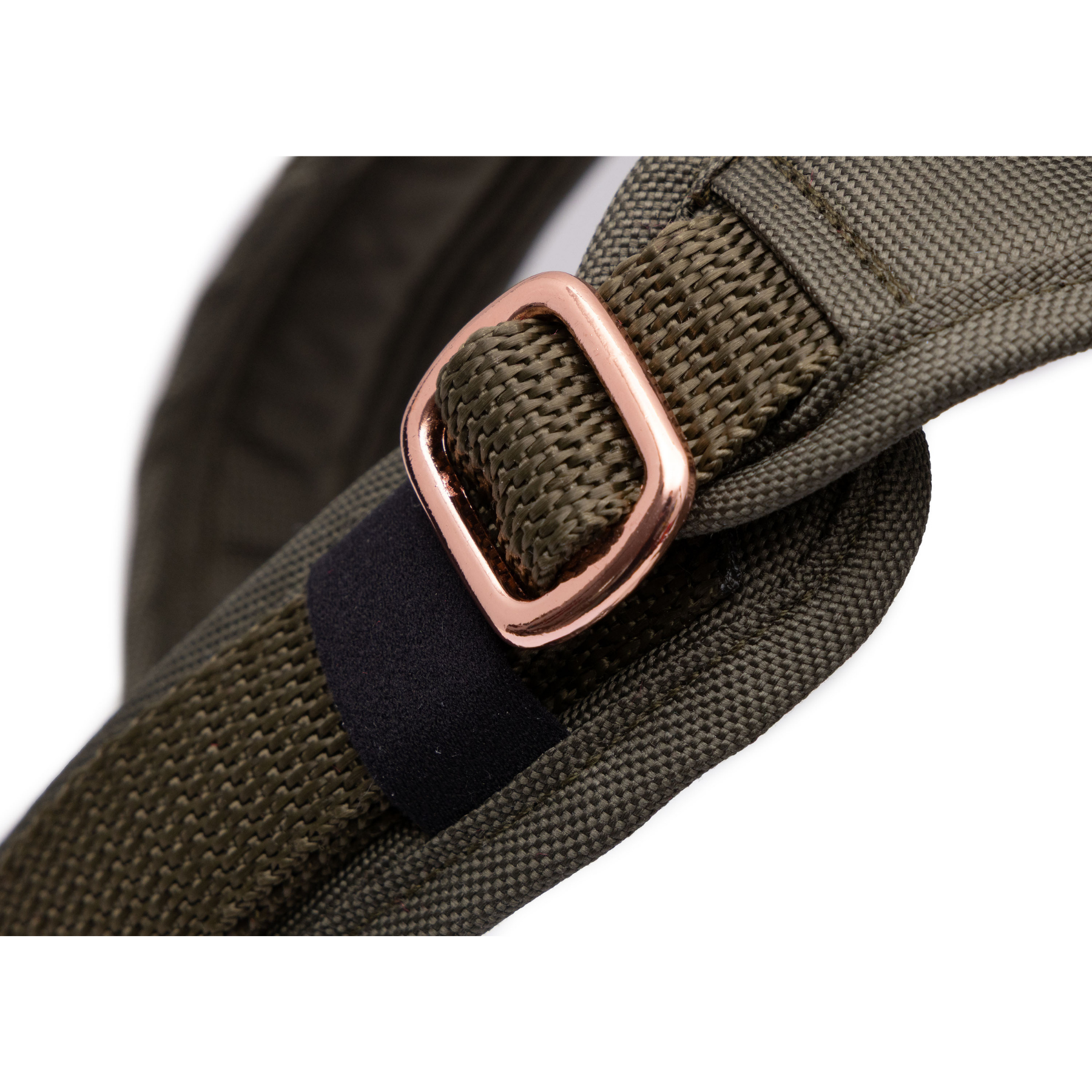 Wau-Safety Sicherheitsgeschirr Verstellmechanismus für Hunde  auf weißem Hintergrund in der Farbe Lotte in Olive und Sage Green von EMMY & PEPE
