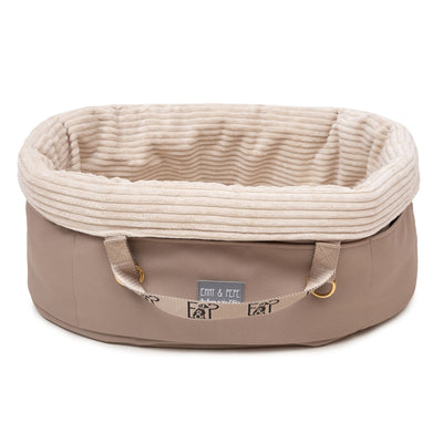 Freigestelltes eckiges Wau-Snuggle Heidi Hundekörbchen für unterwegs von EMMY & PEPE in Beige mit cremefarbenem, weichem Cordstoff innen.