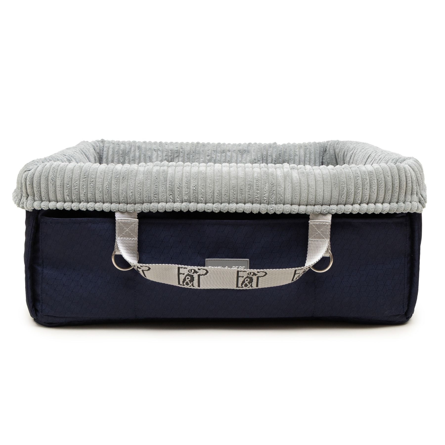 Freigestelltes eckiges Wau-Snuggle Midnight Hundekörbchen für unterwegs von EMMY & PEPE mit dunkelblauem Outdoor-Stoff und hellgrauem Cordstoff innen.