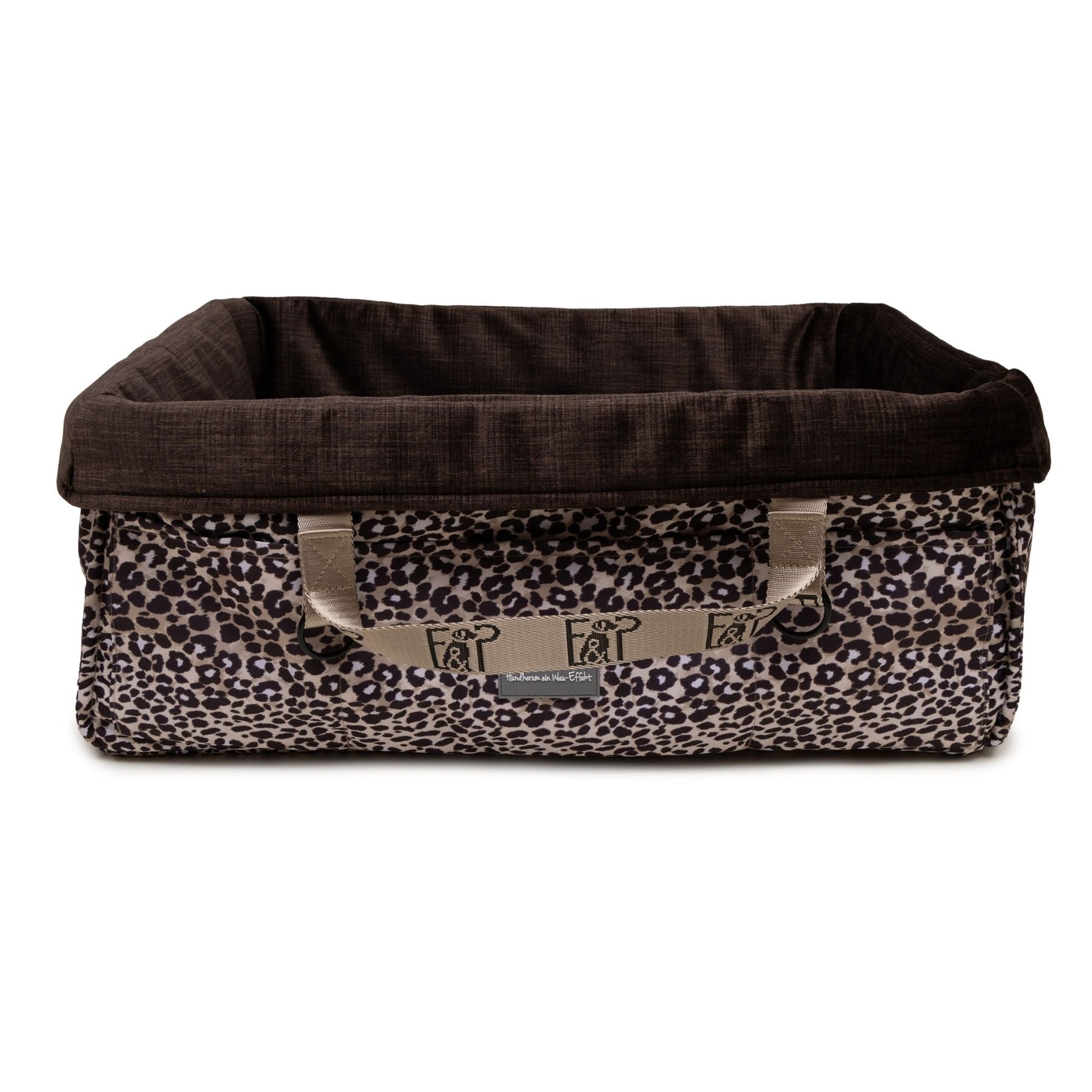 Freigestelltes eckiges Wau-Snuggle Leo Dark Reisekörbchen für Hunde von EMMY & PEPE aus Outdoor-Stoff mit dunklem Leo-Design und hohem Rand.