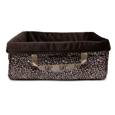 Freigestelltes eckiges Wau-Snuggle Leo Dark Reisekörbchen für Hunde von EMMY & PEPE aus Outdoor-Stoff mit dunklem Leo-Design und hohem Rand.