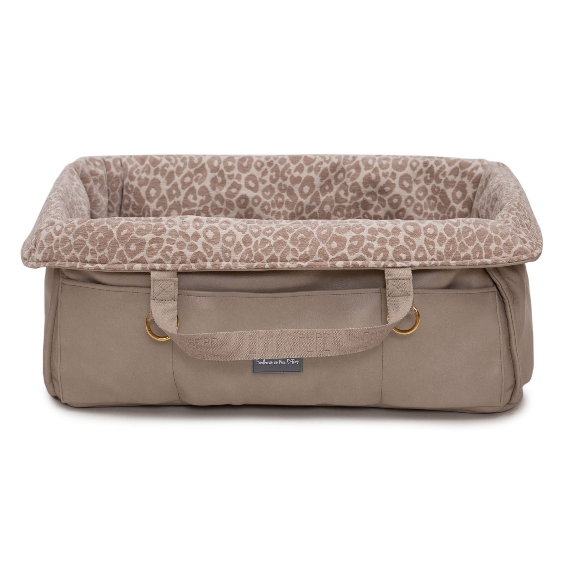 Freigestelltes eckiges Wau-Snuggle Leo Taupe Hundekörbchen für unterwegs von EMMY & PEPE mit beigem Kunstleder und beige-cremefarbenem Leo-Muster innen.