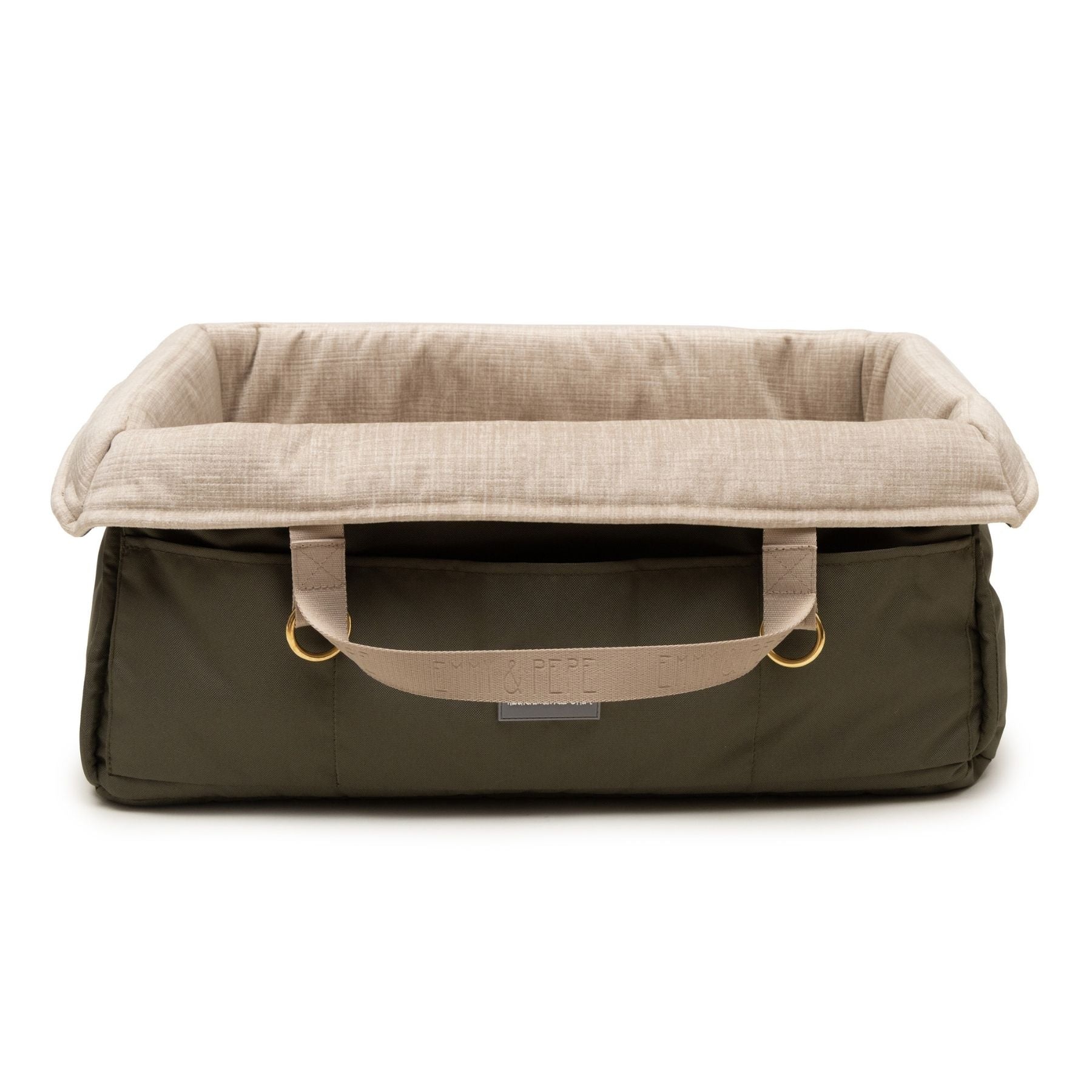 Freigestelltes eckiges Wau-Snuggle Lotte Hundekörbchen für unterwegs von EMMY & PEPE mit grünem Outdoor-Stoff und hellbeigem Pets Friendly Innenstoff.