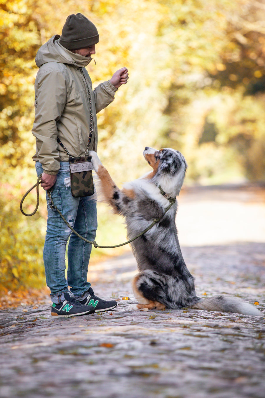 Mann trainiert Australian Shepherd, Wau-to-go Camouflage-Muster-Tasche mit Kordelgurt