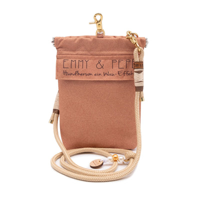 EMMY & PEPE Wau-To-Go Cinnamon Leckerlibeutel und Gassitasche freigestellt mit Taugurt und kompaktem Design