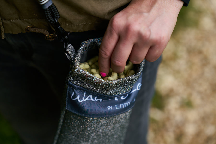 Wau-to-go glitzernde silber-graue Kordelzug-Tasche, Hand greift Leckerlis heraus, dunkelblaues Label