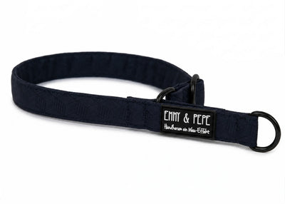 Dunkelblaues Zugstopphundehalsband mit geometrischem Muster, schwarzer Metallhardware und „EMMY & PEPE“-Label auf weißem Hintergrund.