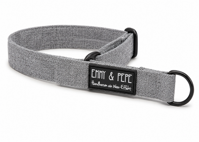 Zugstopphalsband Stone in Grau mit schwarzer Metallhardware und „EMMY & PEPE“-Label mit Schriftzug „Wau-Effekt“ auf weißem Hintergrund.
