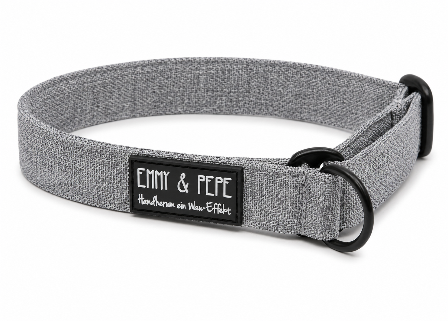 Zugstopphalsband Stone in Grau mit schwarzer Metallhardware und „EMMY & PEPE“-Label mit Schriftzug „Wau-Effekt“ auf weißem Hintergrund.
